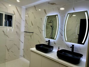 Villa luxueuse, 2 chambres, 2 salles de bains, vue sur le jardin | Salle de bain