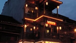Un edifici tradicional amb nombroses galeries i finestres il·luminades.