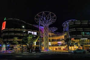 Un edificio moderno con una estructura geométrica distintiva y un letrero de McDonald's.