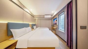 Quarto de hotel moderno com uma cama grande, mesas de cabeceira, janela com cortinas e vista para o exterior.