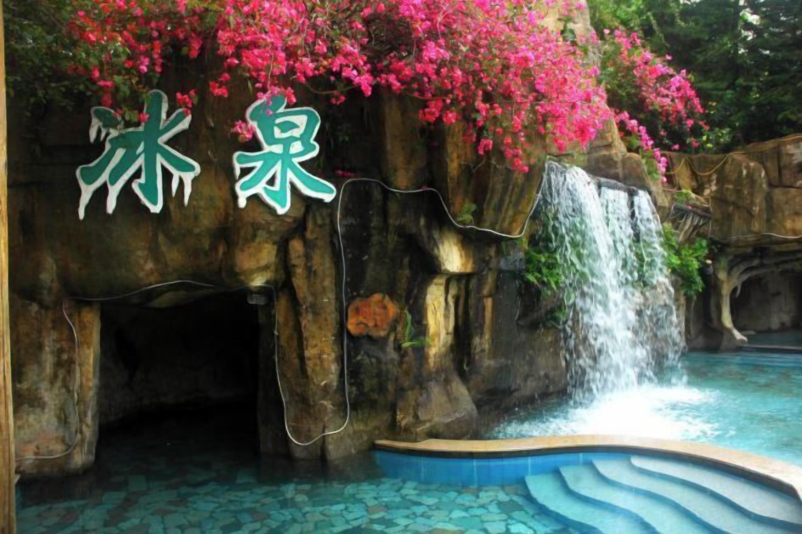 สระว่ายน้ำกลางแจ้ง