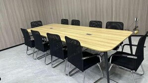 A conference room with a long table and black chairs. - Jinse Yangguang Motel (Kuqa)