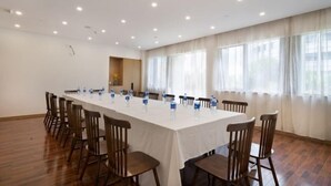 A conference room with a long table, chairs, and water bottles. - Jiujiantang Yijin Hotel (Hangzhou)