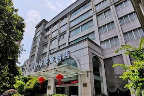 A multi-story hotel building with a covered entrance and signage. - Xi Fei Ge Ya Hotel Tonglu (Tonglu)