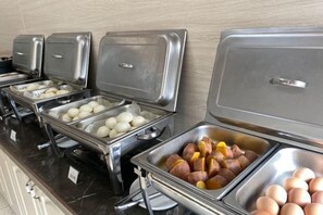 A buffet with various food items in stainless steel containers. - Xi Fei Ge Ya Hotel Tonglu (Tonglu)