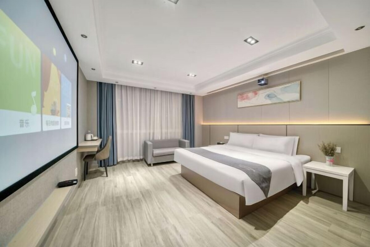 Bàn, màn/rèm cản sáng, bộ trải giường 