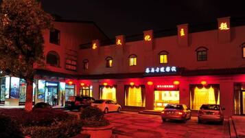 A hotel with multiple floors, a courtyard, and a parking area.