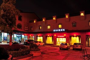 A hotel with multiple floors, a courtyard, and a parking area. - Chamagudao Hotel (Ningbo)