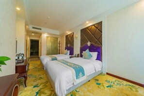 A hotel room with two beds, a desk, and a mirror. - Junyi Chain Hotel (Sichuan Media College) (Chengdu)
