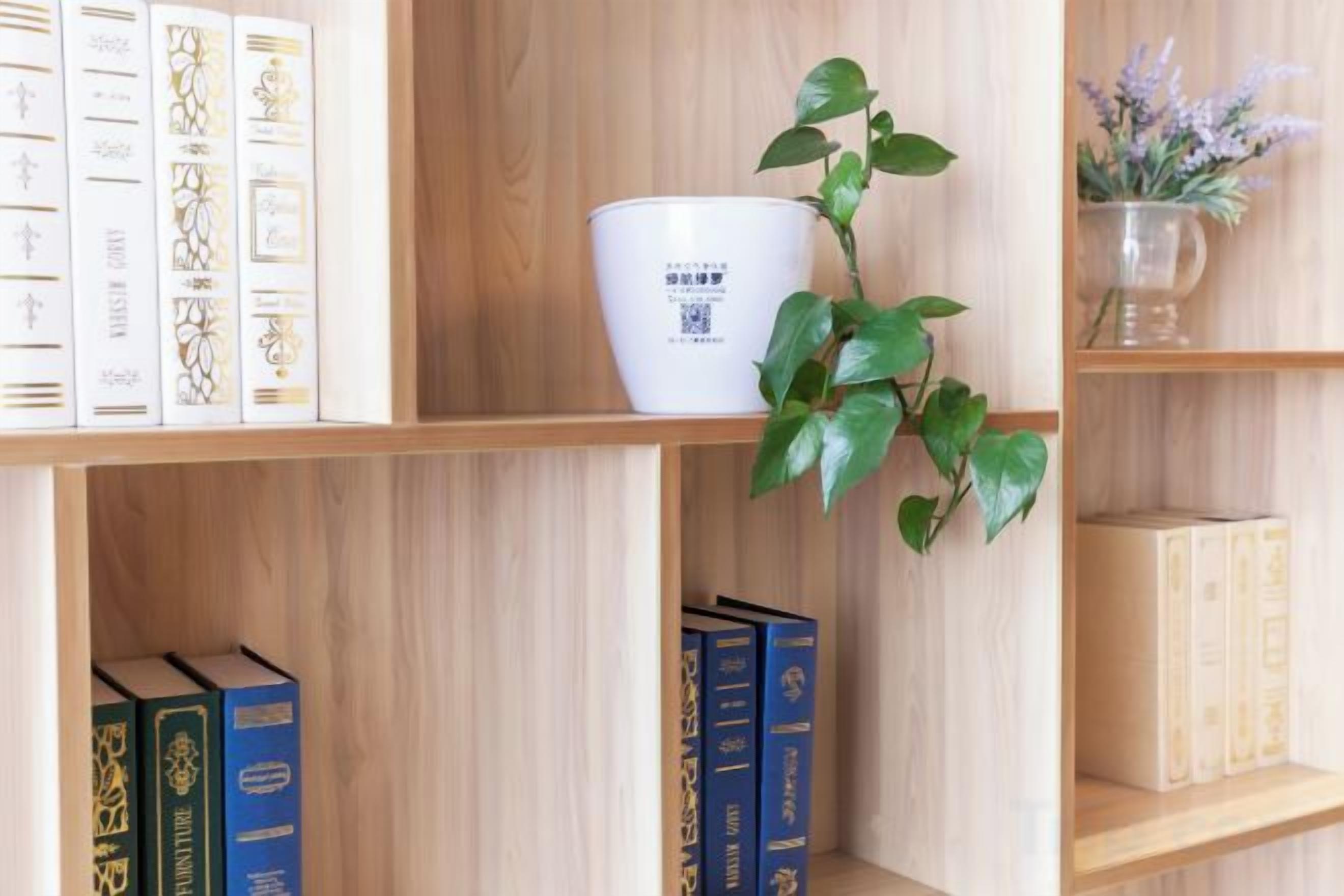 Una estantería con libros y un cuenco blanco con un código QR.