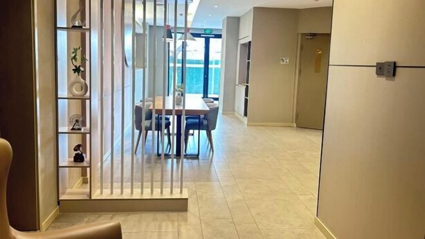 A modern hotel lobby with a dining area, a reception desk, and a view of the sea. - Homeinn · neo (Nanchang Xianghu Wetland Park Jiangling Subway Station) (Nanchang)