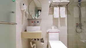 Ein modernes Badezimmer mit Toilette, Waschbecken und Dusche.