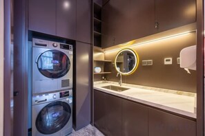 Bathroom - Super 8 Collection Hotel Beijing Guomao Baiziwan Subway Station (Beijing)