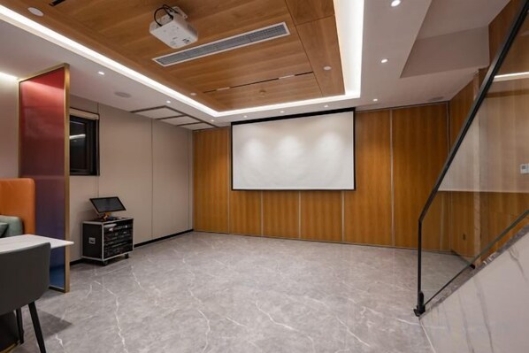 A conference room with a projector screen, a laptop, and a presentation podium. - Super 8 Collection Hotel Beijing Guomao Baiziwan Subway Station (Beijing)