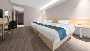 Ein modernes Hotelzimmer mit einem großen Bett, einem Schreibtisch und einem Sessel.