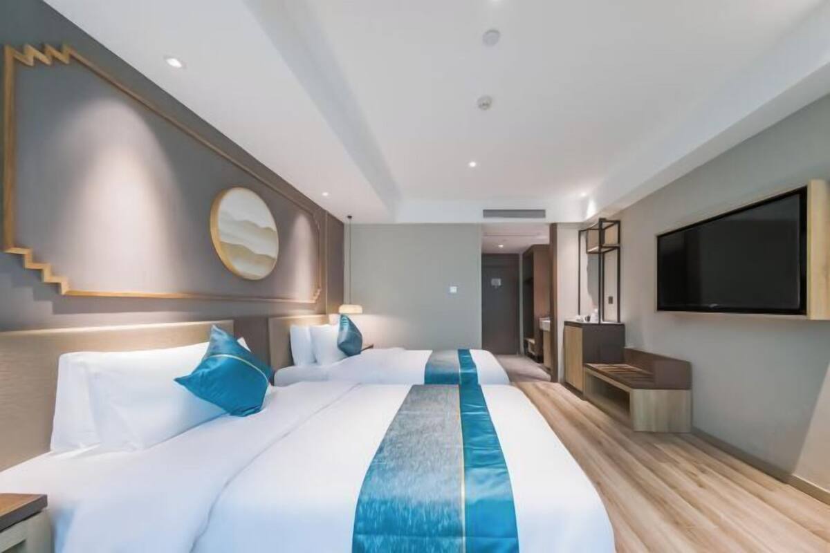 Een moderne hotelkamer met een groot bed, een televisie en een trap.