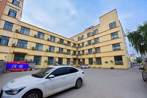 A multi-story building with a courtyard. - HanTing Hotel (Qingdao West Coast Bus Station) (Qingdao)