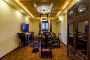 A room with a wooden ceiling, a television, a billiards table, and a cabinet with mirrors. - Banduo Youlian Hostel (Shanghai)
