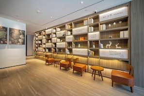 A library with bookshelves and seating areas. - HanTing Hotel (Shanghai Daning Music Plaza Xindian) (Shanghai)