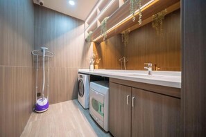 Shower, hair dryer, slippers, towels - HanTing Hotel (Shanghai Daning Music Plaza Xindian) (Shanghai)