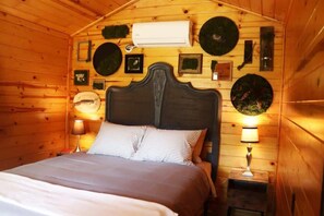 1 bedroom, desk, travel cot, free WiFi