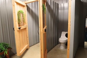 Shower, hair dryer, towels - Honeysuckle’s Haven-Cabin on Hidden Paradise Farms (Clarkrange)