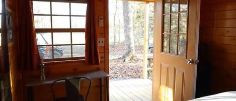 1 sovrum, skrivbord, resesäng och gratis wi-fi