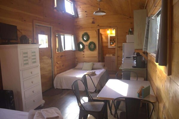 1 dormitori, un bressol de viatge, wifi gratuïta i roba de llit 