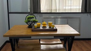 A wooden table with a tray of yellow cups and a small potted plant. - Homeinn Pebble Hotel (Zhengding Railway Station) (Zhengding)