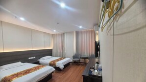 A hotel room with two beds, a desk, a chair, and a TV. - Homeinn Pebble Hotel (Zhengding Railway Station) (Zhengding)