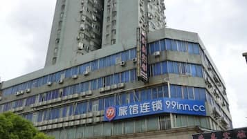A multi-story building with a prominent sign for 99inn.cc.