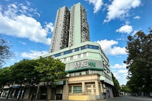 A multi-story building with a prominent sign for '青岛酒店 MINI'. - Changee Hotel MiNi (Shanghai Zhangjiang Jinke Road Subway Station) (Shanghai)