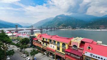 Une ville côtière qui se distingue par son pont imposant, ses bâtiments aux couleurs vives et sa vue sur la mer.