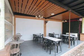 Restaurant - RedDoorz @ Queens Hometel (Tagum)