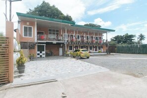 Exterior - RedDoorz @ Queens Hometel (Tagum)