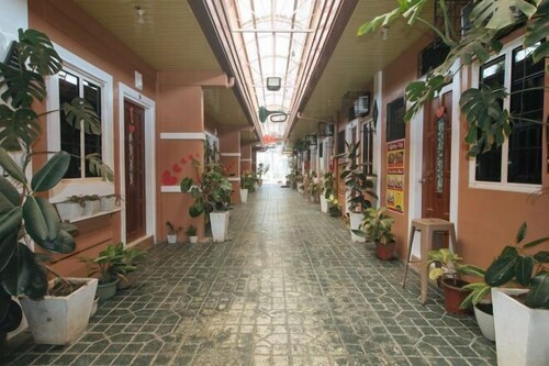 RedDoorz @ Queens Hometel