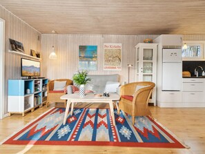 Una televisión, una chimenea