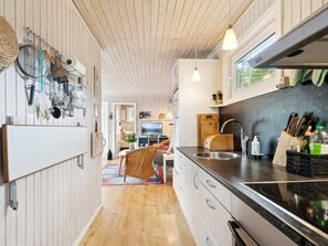 Kylskåp, diskmaskin och grytor/köksredskap