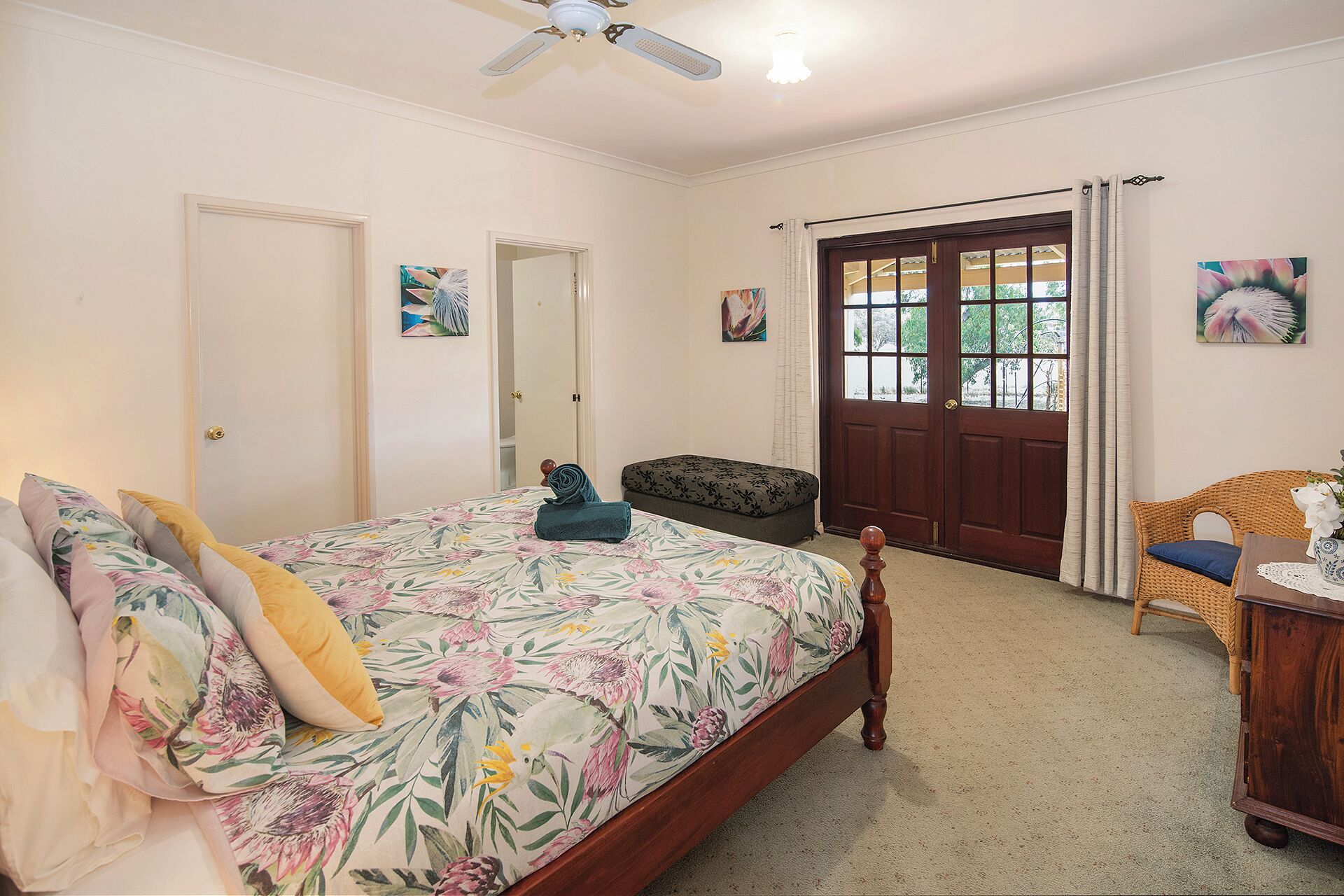 5 chambres, fer et planche à repasser, Wi-Fi, draps fournis