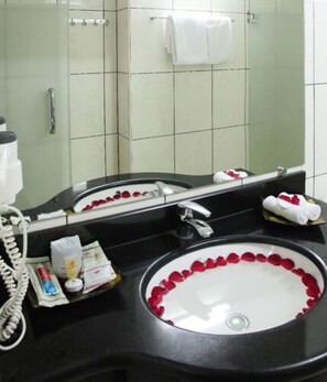 Free toiletries, hair dryer, slippers, bidet - Hoa Hong Xa Dan 2 Hotel (Hanoi)