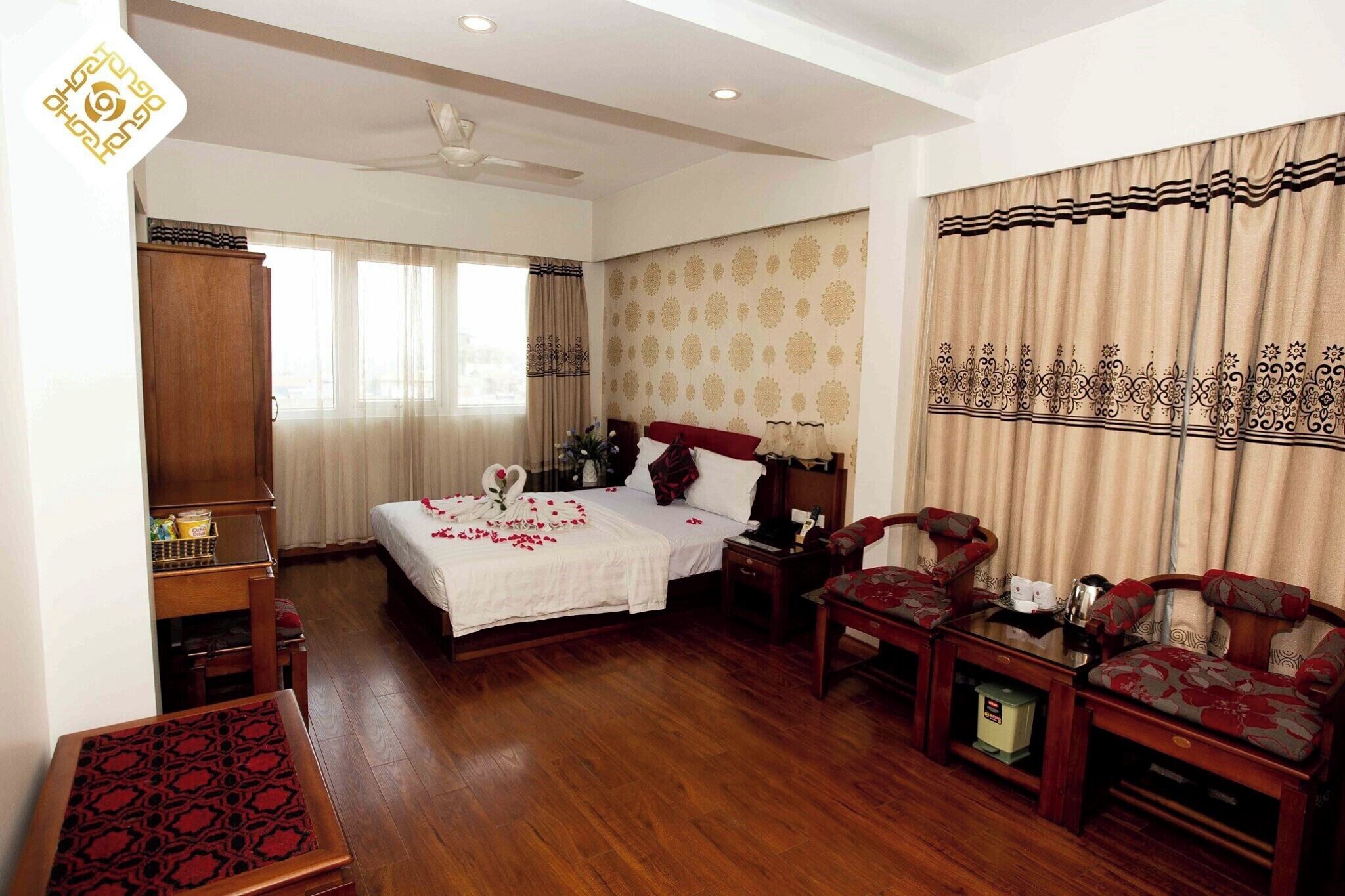 Ein Hotelzimmer mit Bett, Schreibtisch, Sessel und Sofa.