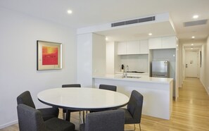 Dining - Three Bedroom Comfortable Villa Surfers Paradise (Surfers Paradise)
