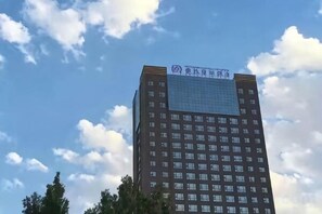 A high-rise building with a clear sky and clouds. - Haocheng International Hotel (Sanyuan)