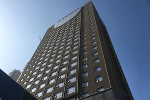 Un edificio alto con varios pisos y ventanas.