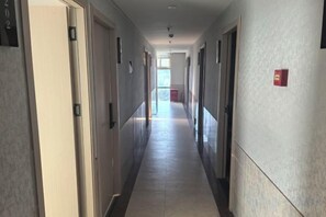 A long, narrow hallway with doors on both sides, leading to rooms. - Ningbo Jinhui Business Hotel (Ningbo)