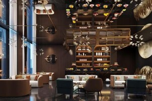 Um interior moderno com área de estar central, estante e teto decorativo.