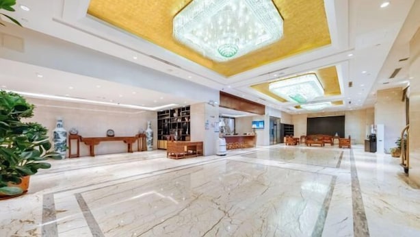 A spacious lobby with a marble floor, a reception desk, and a chandelier. - Pujing Weiting Hotel (Jinkunqiao) (Tianjin)
