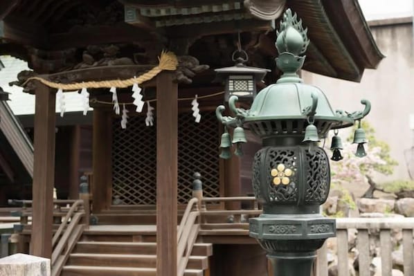 A traditional Japanese building with wooden architecture, a lantern, and a staircase leading to an entrance. - Miyu Tsuruno - 3-minute walk to the Shinshinjuku Station/max 8ppl (Osaka)