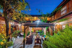 Interior - Xin Zhoujia Courtyard (Lijiang)