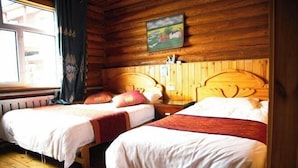 A room with two wooden beds, a window with curtains, a painting on the wall, and a wooden floor. - Time Inn (Linjiang Branch, Shiwei Town, Erguna) (Ergun)